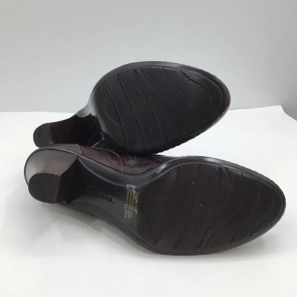 Women's 10M Clarks Bendables Dark Brown Leather Ankle Booties Boots Heels